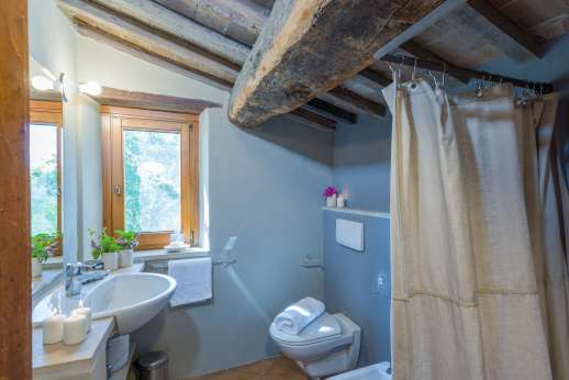 Tra Sanvento - Guest house first floor bathroom with shower