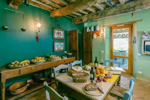 Tra Sanvento - Kitchen leads out the outside dining area