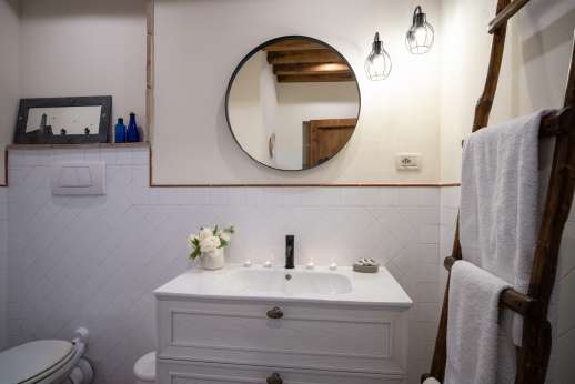 Casa Tara - En suite bathroom, main house first floor.