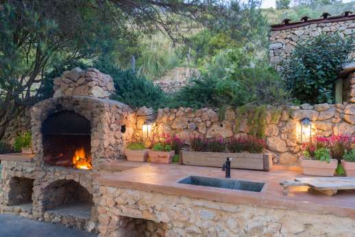 Spini Bianchi - The pergola furnished for both al fresco dining with wood oven.