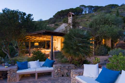 Spini Bianchi - Spini Bianchi located above  The charming fishing village of Santo Stefano, with a wide selection of shops and restaurants with a beautiful white beach, La Gianella nearby.