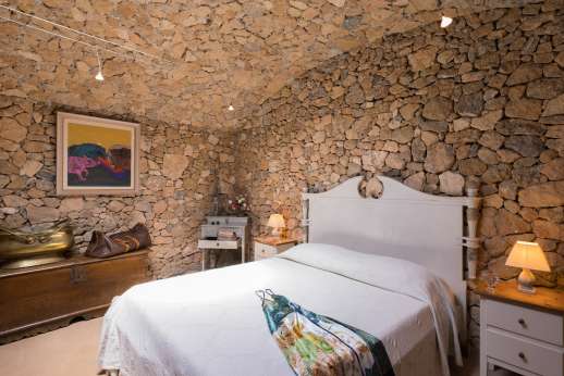 Spini Bianchi - Double bedroom with en suite bathroom.