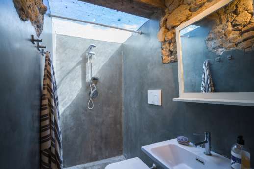 Spini Bianchi - Another of the en suite bathrooms with shower.