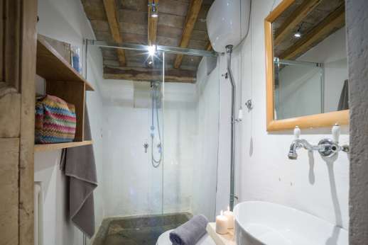 Spini Bianchi - An en suite bathroom with shower.