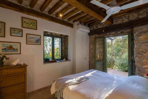 Spini Bianchi - Guesthouse double bedroom with an ensuite bathroom with shower