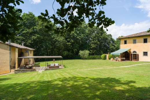 Poggio Ai Grilli - Large lawns between the guesthouse and villa