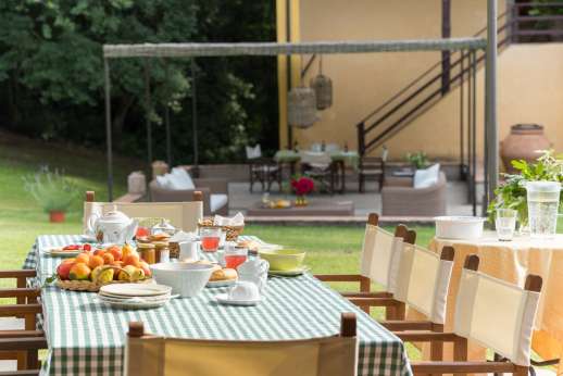 Poggio Ai Grilli - Overlooking the grounds in front of the villa
