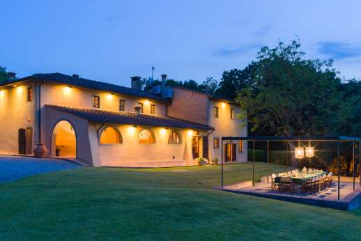 Poggio Ai Grilli - Poggio ai Grilli is a beautifully restored farmhouse with a private swimming pool set on its own in the fascinating and renowned Camugliano Estate