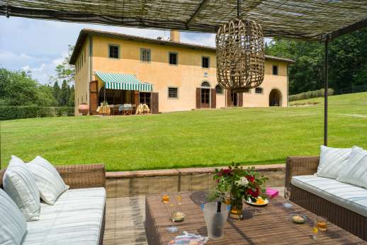Poggio Ai Grilli - Guesthouse shaded seating