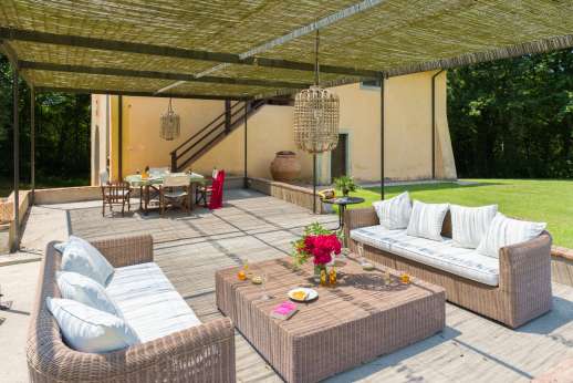 Poggio Ai Grilli - Outside shaded seating and dining area of the guesthouse