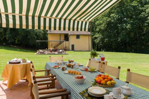 Poggio Ai Grilli - View from the outside seating over to the guesthouse