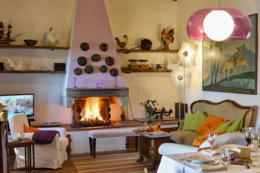 Villa Cignano - The open plan dining and sitting room, with working fireplace.