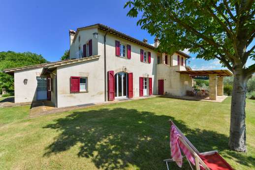 Acqua e Miele - Lush lawns at the villa