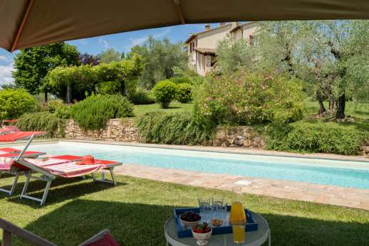 Acqua e Miele - Relax under the shaded seating by the pool