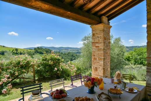 Acqua e Miele - Facing west over a hilly landscape of olive groves, vineyards and the occasional stone farmhouse, Acqua e Miele is set in one of the most interesting parts of Umbria.
