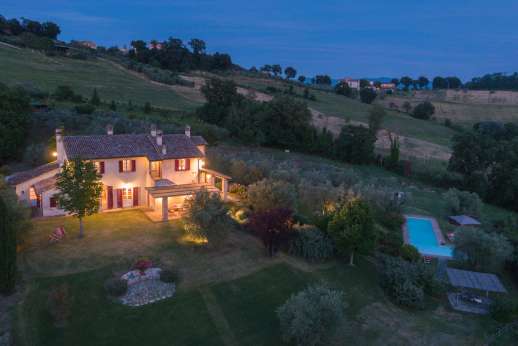 Acqua e Miele - The grounds of the villa to be enjoyed in the evening