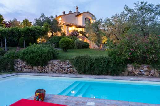 Acqua e Miele - The villa grounds in the evening