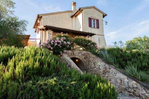 Acqua e Miele - Facing west over a hilly landscape of olive groves, vineyards, Acqua e Miele is set in one of the most interesting parts of Umbria.
