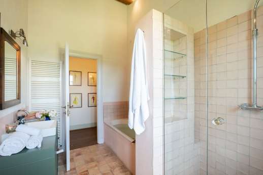 Acqua e Miele - And the ground floor bathroom with bath and shower.