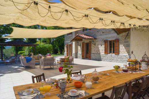 Weddings at Villa Atena - Spacious and ample seating areas on the terrace.