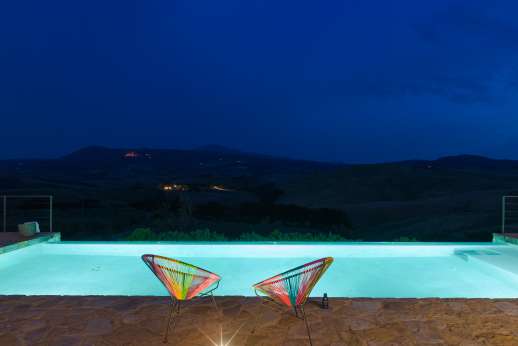 Poggiobuono - Shaded seating area, outside dining table and the villa