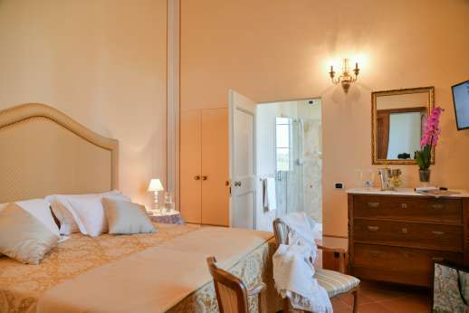 Santa Gelsa - Bedroom San Gimignano (ensuite bathroom with shower)