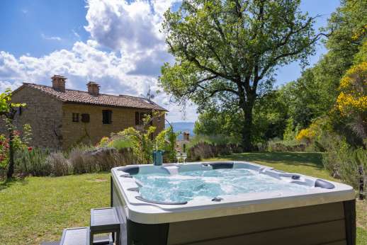Le Gorgacce - Bubble away in the hot tub by the pool