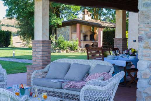 Il Chiesino - Shaded seating area by the loggia, garden and barbecue