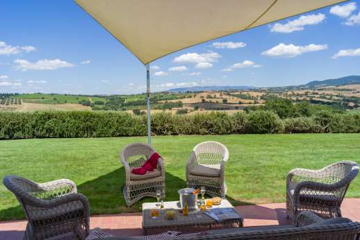 Il Chiesino - Shaded seating area by the loggia