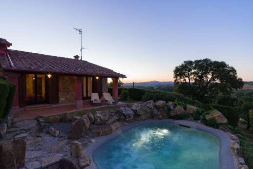 Il Chiesino - Outdoor salted water spa pool with hydro-massage.