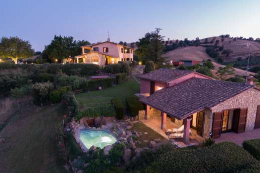 Il Chiesino - Guesthouse and spa pool with the main house behind