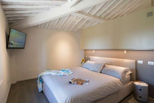 PodereSole - Air-conditioned double bedroom with en-suite bathroom