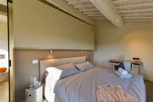 PodereSole - Air-conditioned double bedroom with en-suite bathroom