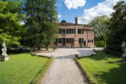 Villa Michiel - The front facade of Villa Michiel.