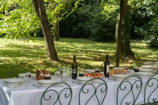 Villa Michiel - Outside dining area close to the villa