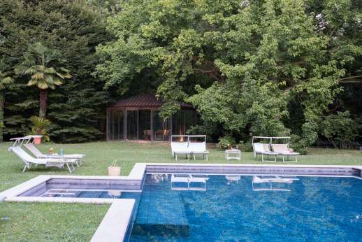 Villa Michiel - The covered seating area with view towards the lake.