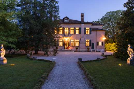 Villa Michiel - The outside area is lit and can be enjoyed by evening.