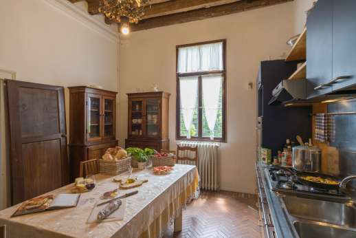 Villa Michiel - The dining area in the open plan kitchen.