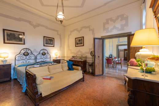 Villa Michiel - Air conditioned twin bedroom convertible to a double bedroom.