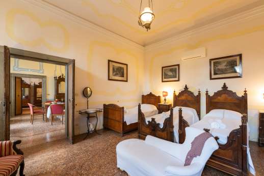 Villa Michiel - Air conditioned twin bedroom.
