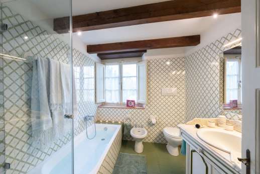 La Gattaiola - First floor bathroom with bath.