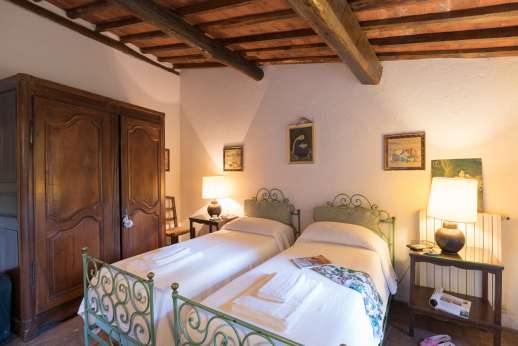 La Gattaiola - Twin bedroom with an en suite bathroom.