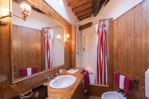 La Gattaiola - Bathroom with shower.