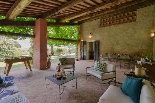 La Gattaiola - Seating to the front of the property.