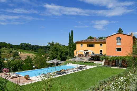 Podere Brogi - To the left the main house, to the right the guest house and in the middle the services building that is closed and not used by anyone