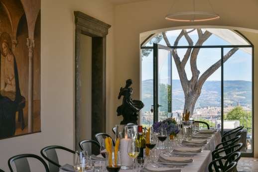 Villa Clara - The dining room you’ll be greeted by an uninterrupted view of medieval Orvieto