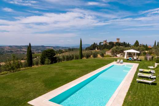Tenuta Almabrada - Pool terrace enjoys the view of Castle of Poppiano.