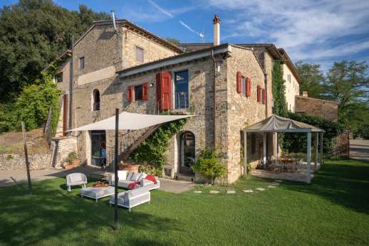 Tenuta Almabrada is a luxury farmhouse enjoying stunning views of the beautiful countryside