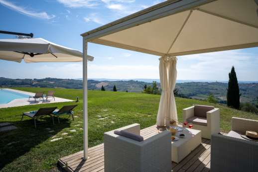 Tenuta Almabrada - Shaded seating area by the pool