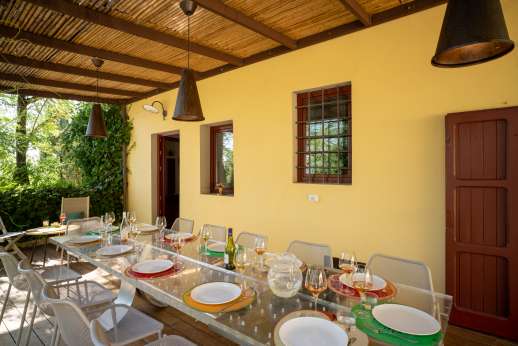 Tenuta Almabrada - Shaded pergola with access to the kitchen